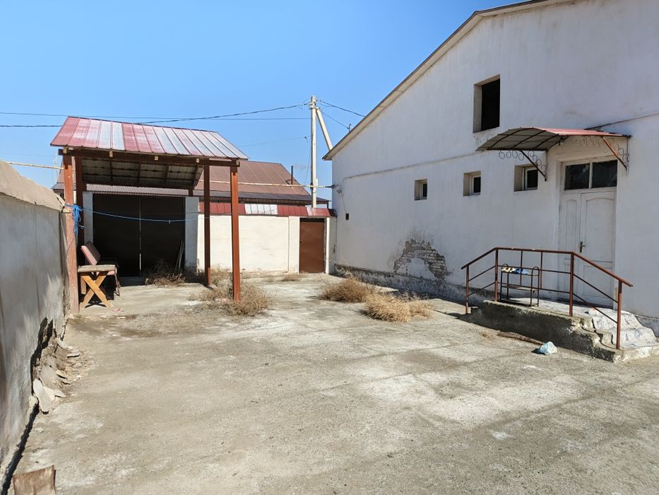 Uy sotiladi SROCHNO jihozlori bilan 600mk  Shomoxulum kotedj yoʻl usti