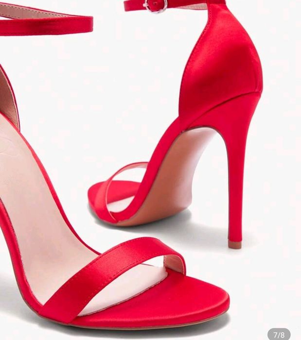 Зашеметяващ комплект рокля обувки обици и колие с роза