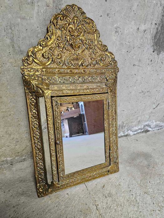 Ръчно изработено шкафче за стена