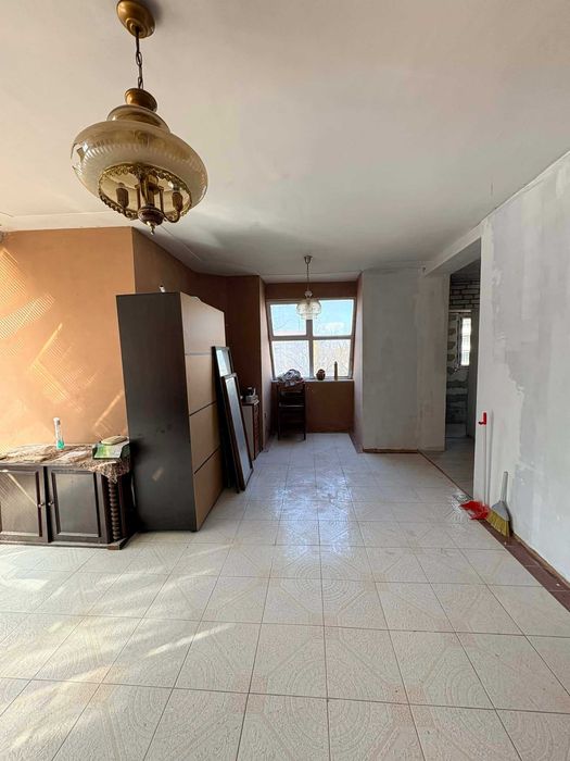 Продавам тристаен тухлен апартамент в кв. Калето, с гараж