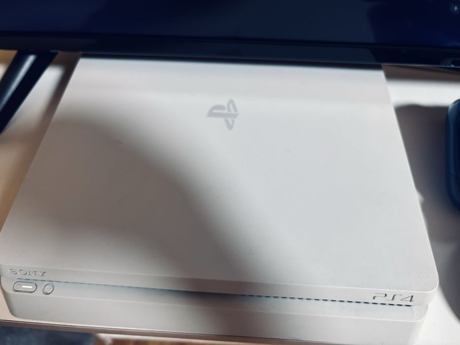 Продам PlayStation 4 Slim белая
