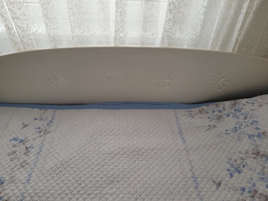 Кровать белая в комнату