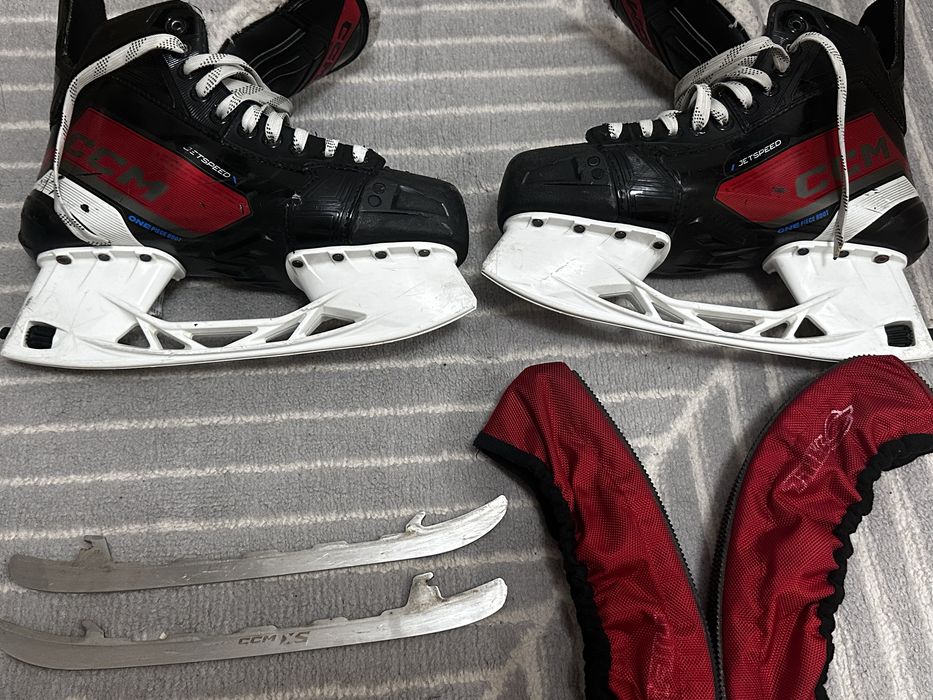 Коньки хоккейный.