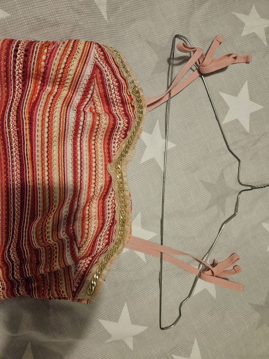 Розов топ с метални елементи