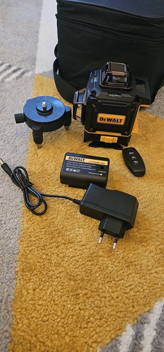 Лазерен нивелир Dewalt DW089LG и неговите аксесоари.