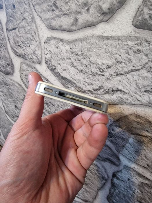 Продам Айфон 4S ...