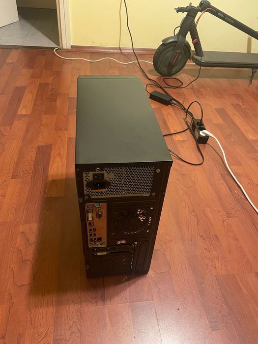 Vând un PC de jocuri în stare bună.