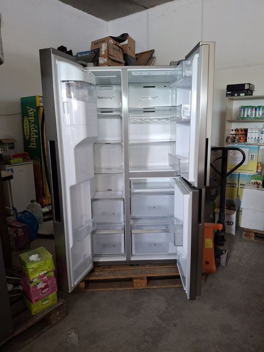 Почти нов Без забележки голям хладилник Samsung с долна камера. с