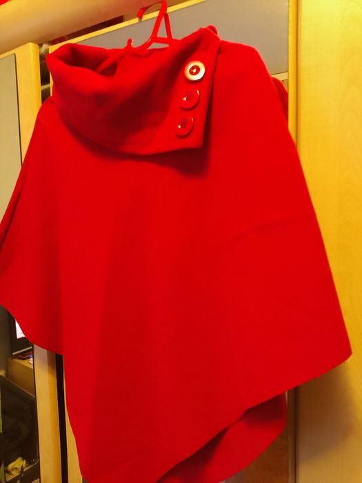 Vând Bolero rosu din stofa - Made in Italy, cu nasturi la guler,modern