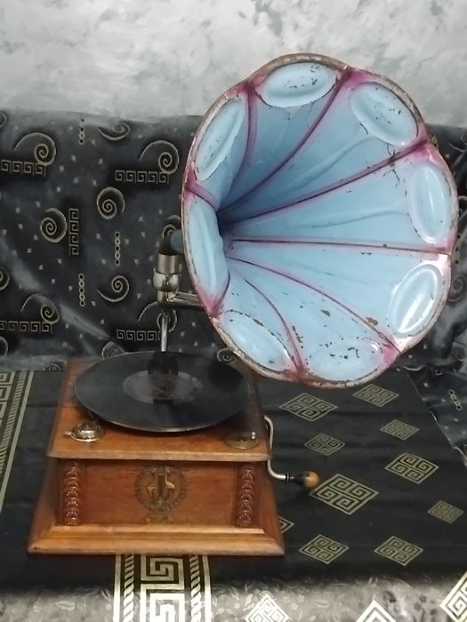 Superb gramofon, patefon original fabricat în GERMANIA în anul 1923.
