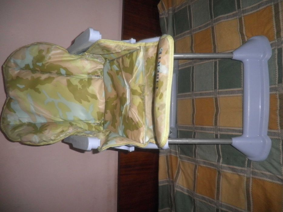 Продавам  детско  столче  .