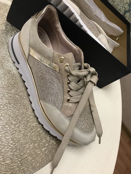 Женские кроссовки