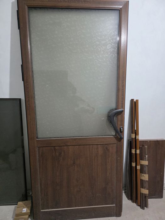 Алуминиева входна врата с два фикса –  матирано стъкло