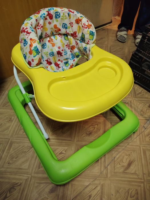 Проходилка, столче за хранене и кола за бутане