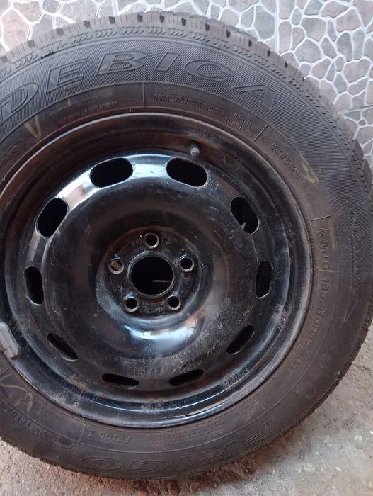 Vând  2 genti cu cauciucuri   m+s195/65/15 in stare ff buna