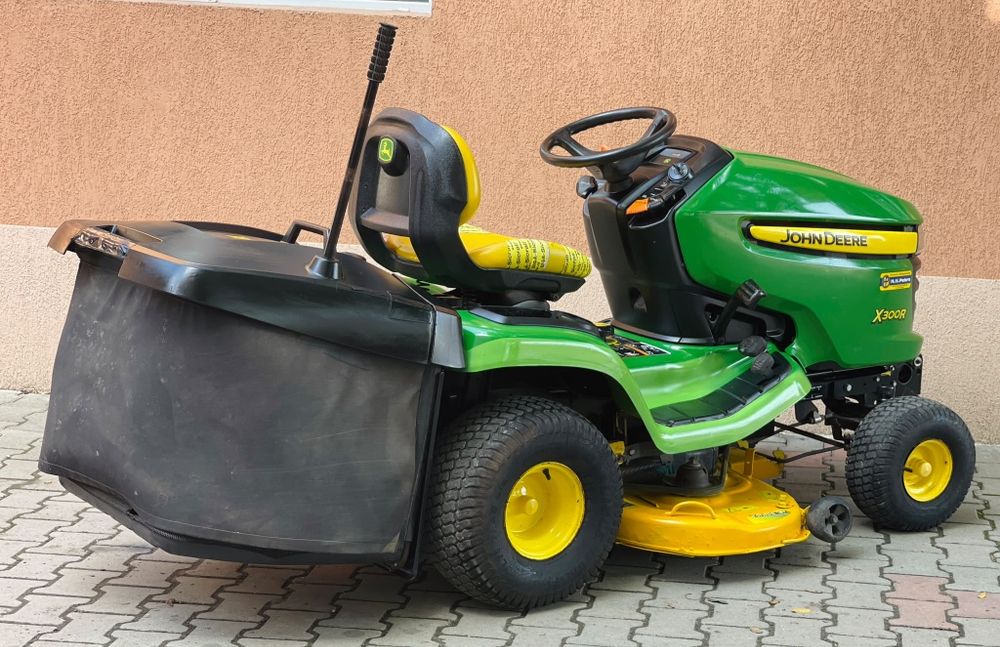 Cositoare de tuns iarba John Deere X 300 R cu Coș  / 603cc / 20 cai putere V- Twin / Recent adus!