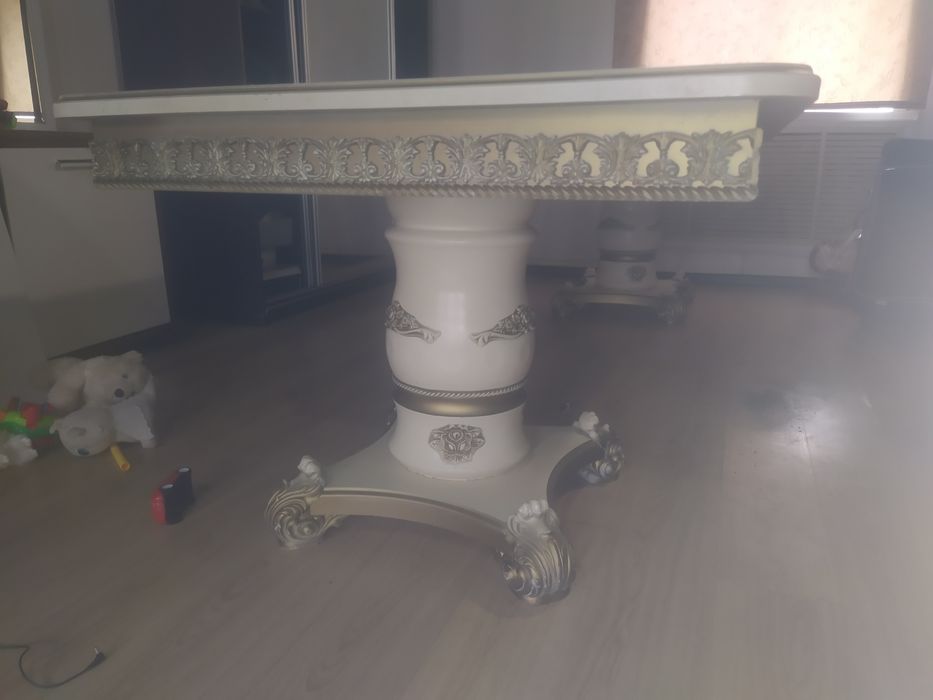 Стол без стульев