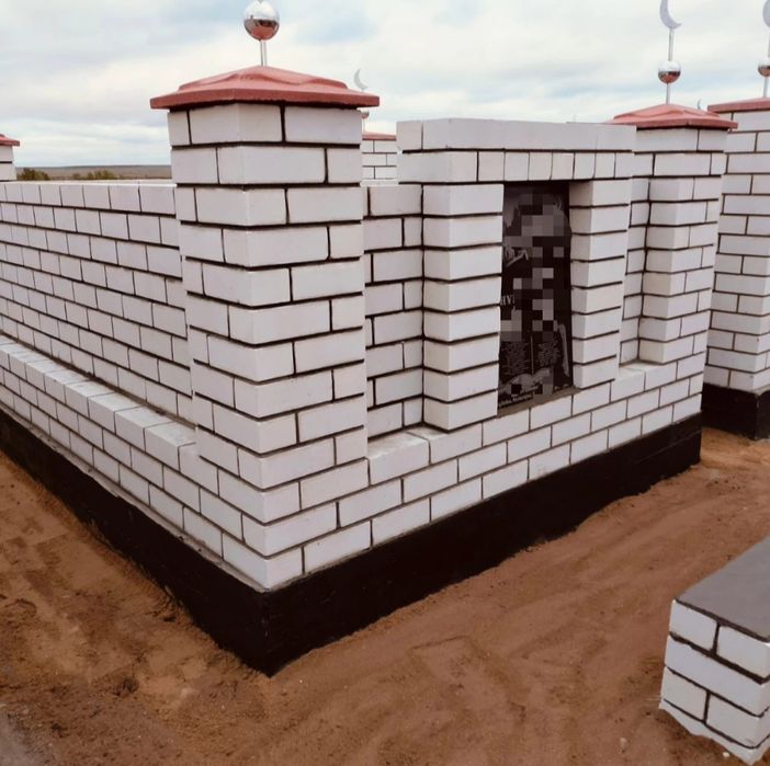 Каменщик клатка кирпича