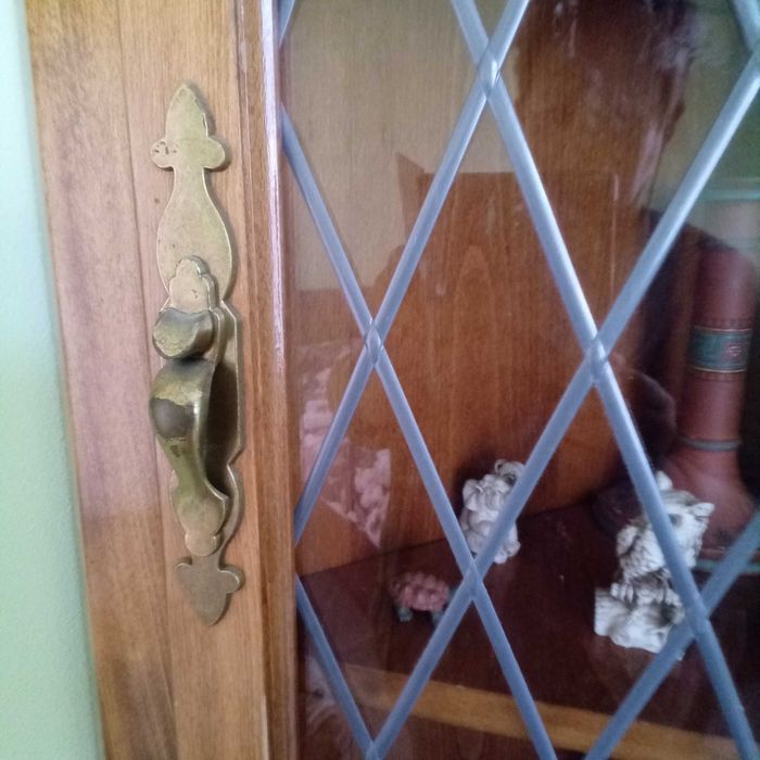 Античен ъглов витринен шкаф във викториански стил