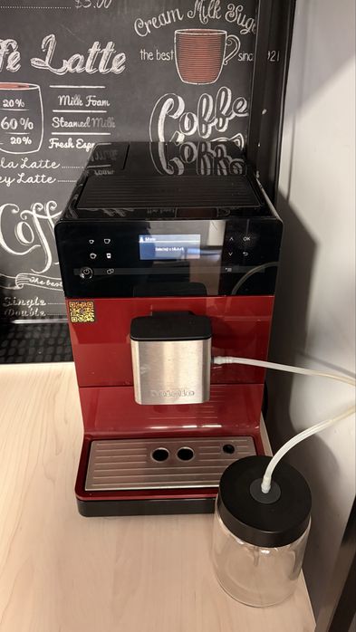 Expresor cafea Miele cu recipient lapte inclus