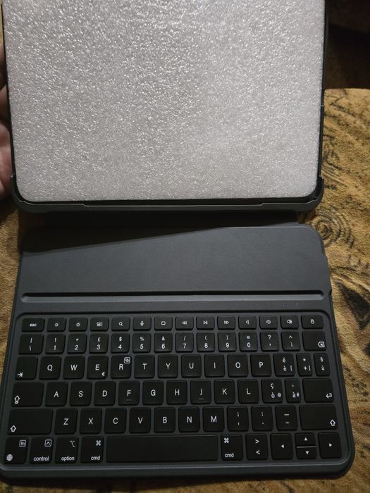 Магнитен калъф с клавиатура за IPad - 11инча - нова