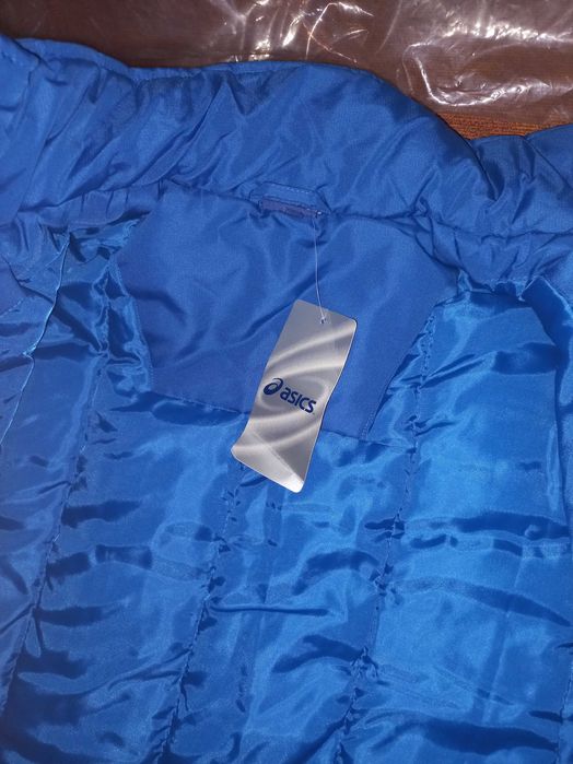 Продавам ново оригинално  мъжко яке Assics