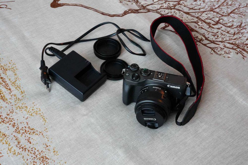 Kit Aparat foto mirrorless Canon EOS M6 24mp + obiectiv EF-M 15-45mm F/3.5-6.3 IS STM