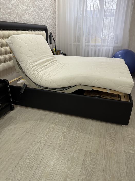 Двуспальная кровать