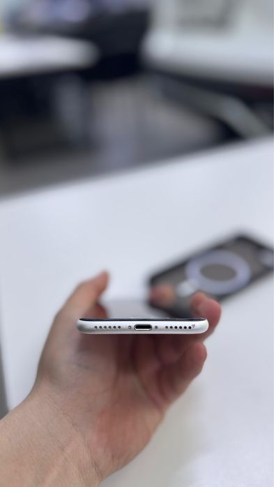 Iphone SE в отличном качестве коробка есть