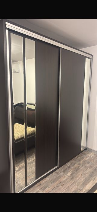 Șifonier modern cu oglinzi și uși glisante