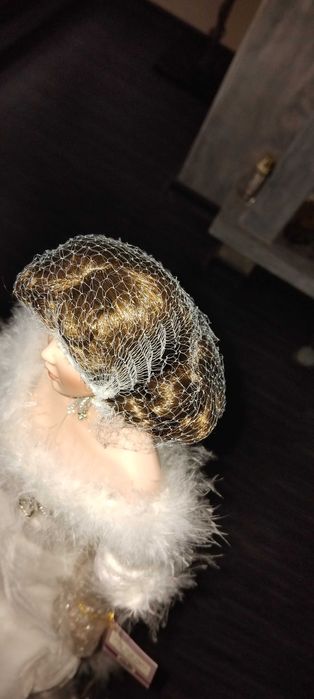 Порцеланова колекционерска кукла