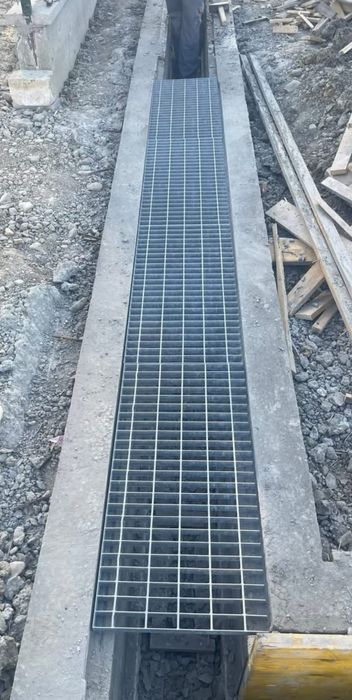 Gratare galvanizate noi, robuste și durabile, ideale pentru diverse aplicații în construcții sau amenajări exterioare. Acestea sunt fabricate din oțel
