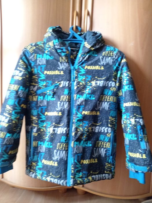 Продам куртку детскую