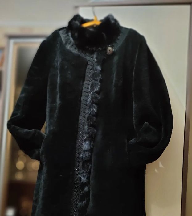 Мутоновая шуба с норковым воротником