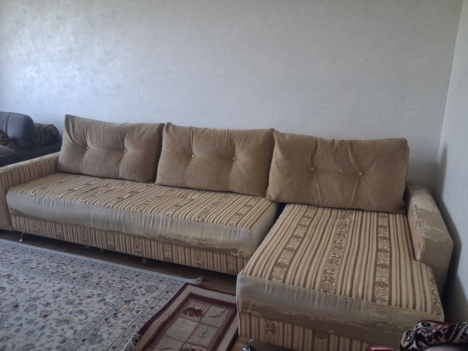 Диван угловой ақшыл сары түсті