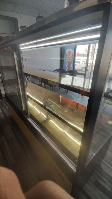 Vitrina xolodelnik , shirinlik tort uchun,konditerlik uchun