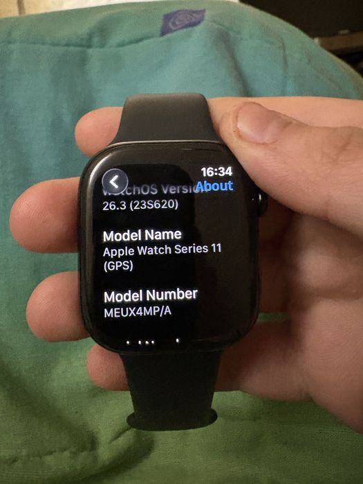 Продавам оригинален apple watch 11 чисто нов с гаранция и кутия