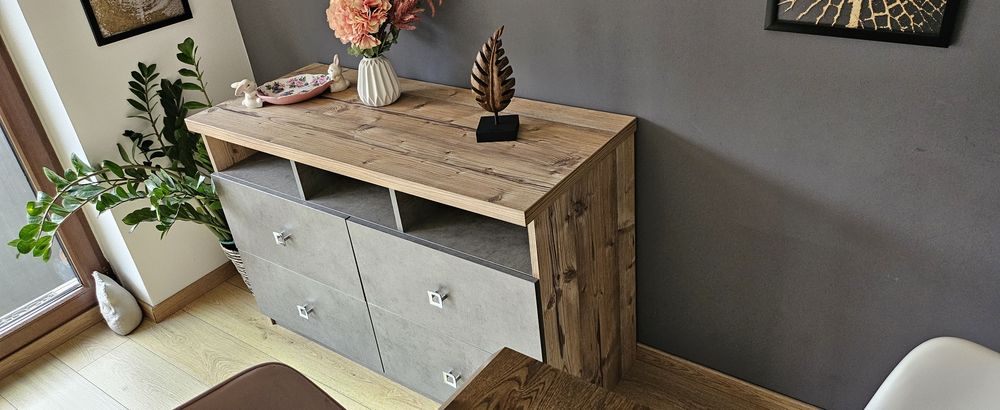 Vand comoda TV cu 4 sertare