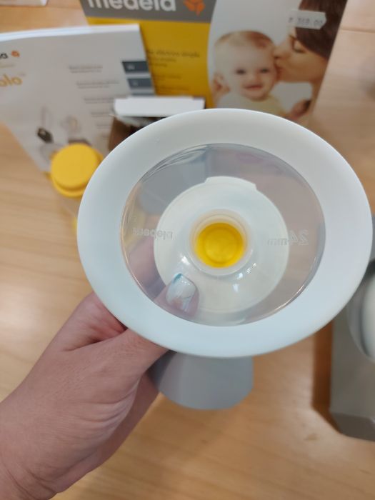 Двуфазна електрическа помпа за кърма Medela Solo + подарък