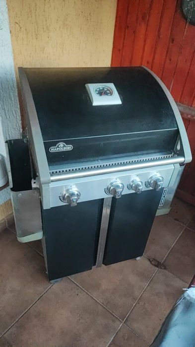 Gratar grill pe Gaz Napoleon Triumph in stare foarte buna