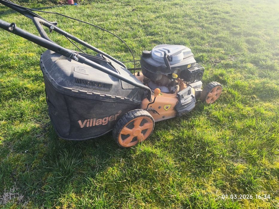 Vând mașină de tuns iarba cu autopropulsie  in stare buna de funcționa