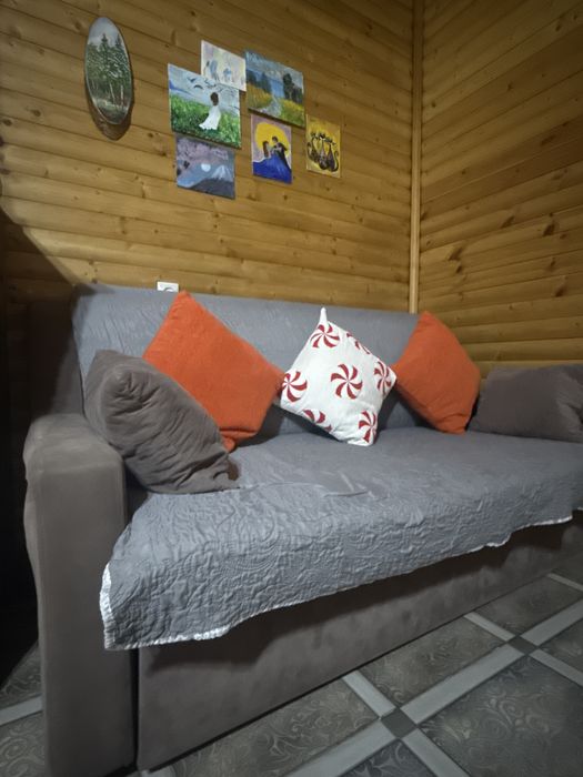 Диван графитового цвета.