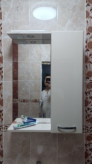 Шкаф с зеркалой для ванны
