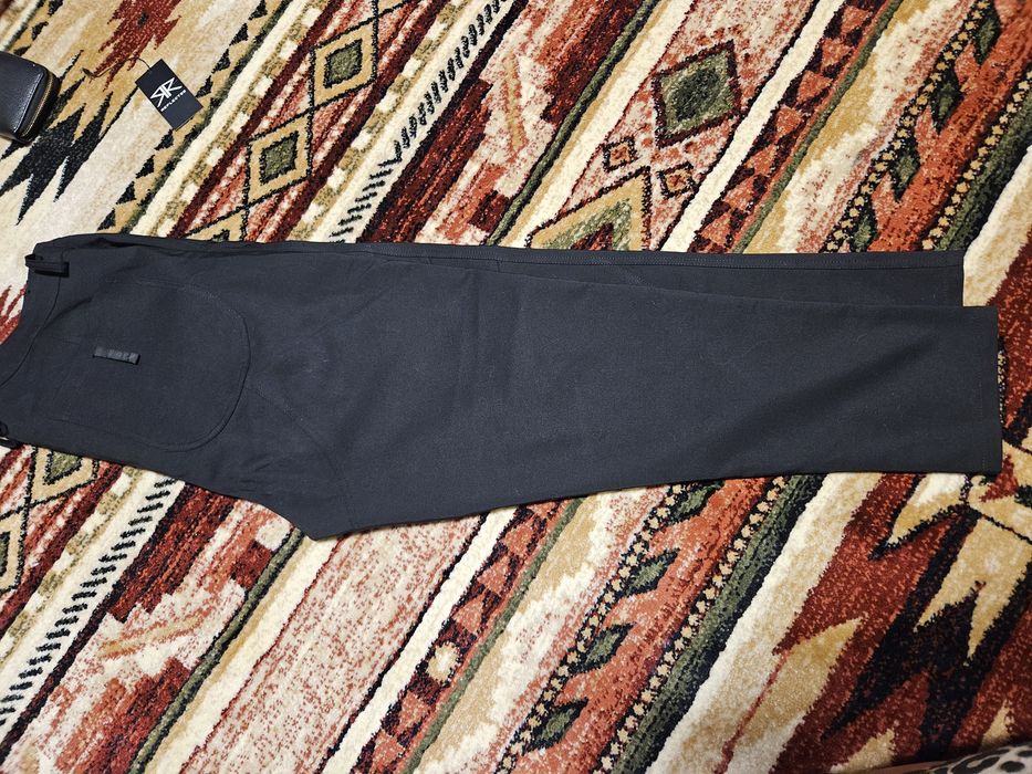 Pantaloni noi cu eicheta, Reflex