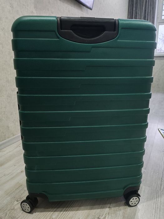 Продам чемодан новый большой!