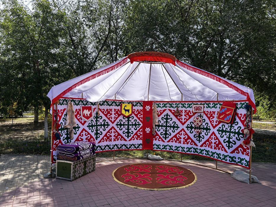 Фотозона в виде полу юрты