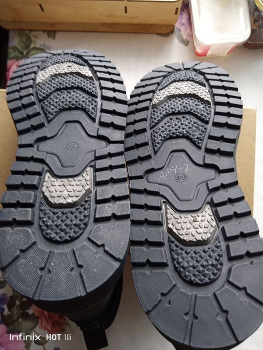 Высокие ботинки бу 42 размер.