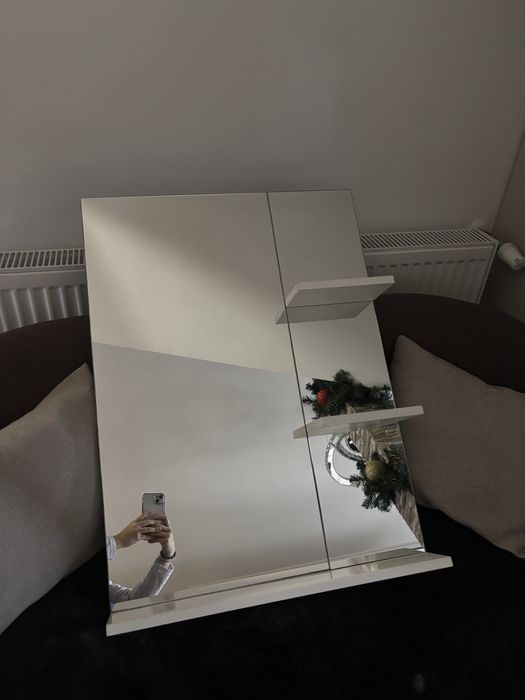 Oglinda cu polite albe