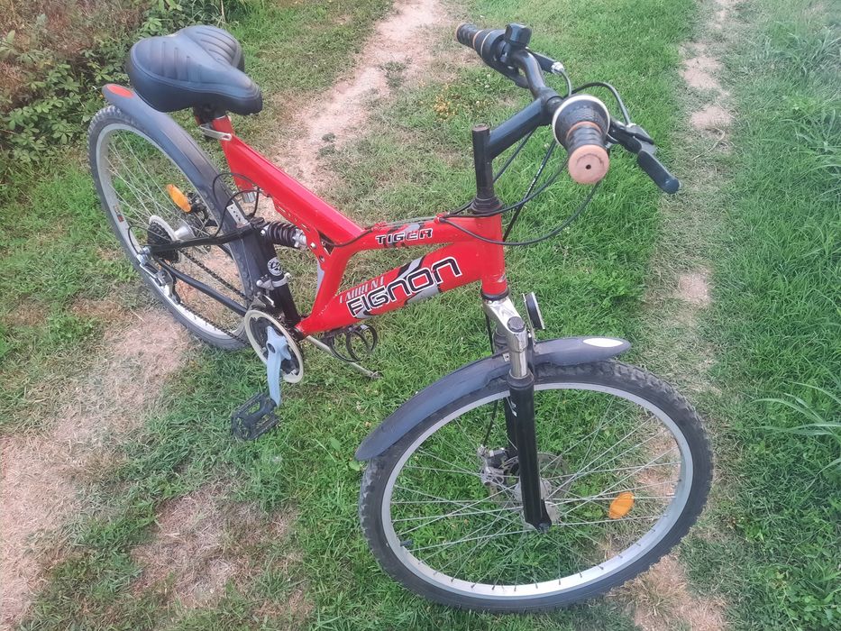 Bicicleta roti de 26, reglata, cauciucuri noi, frane pe discuri, roata cu prindere rapida suspensie spate si fata Zoom, viteze 6x3 Shimano
500 pr