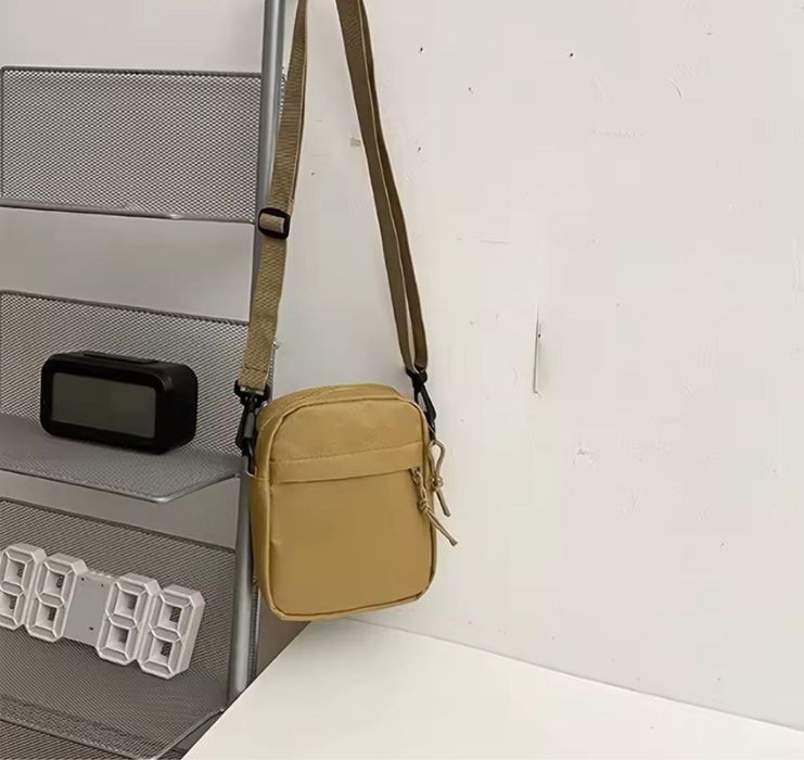 Стилна мини унисекс чанта – модерна, удобна и универсална!